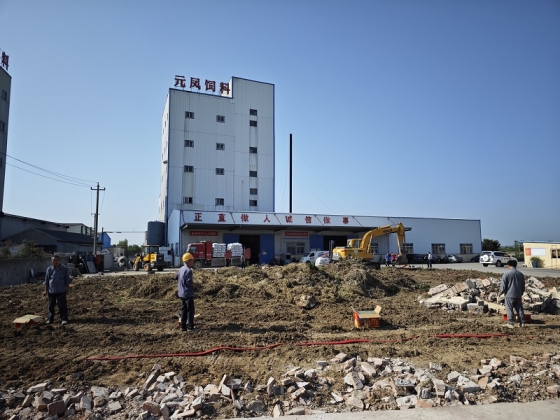 09:18分，狗子饲料厂房扩建，动工大吉